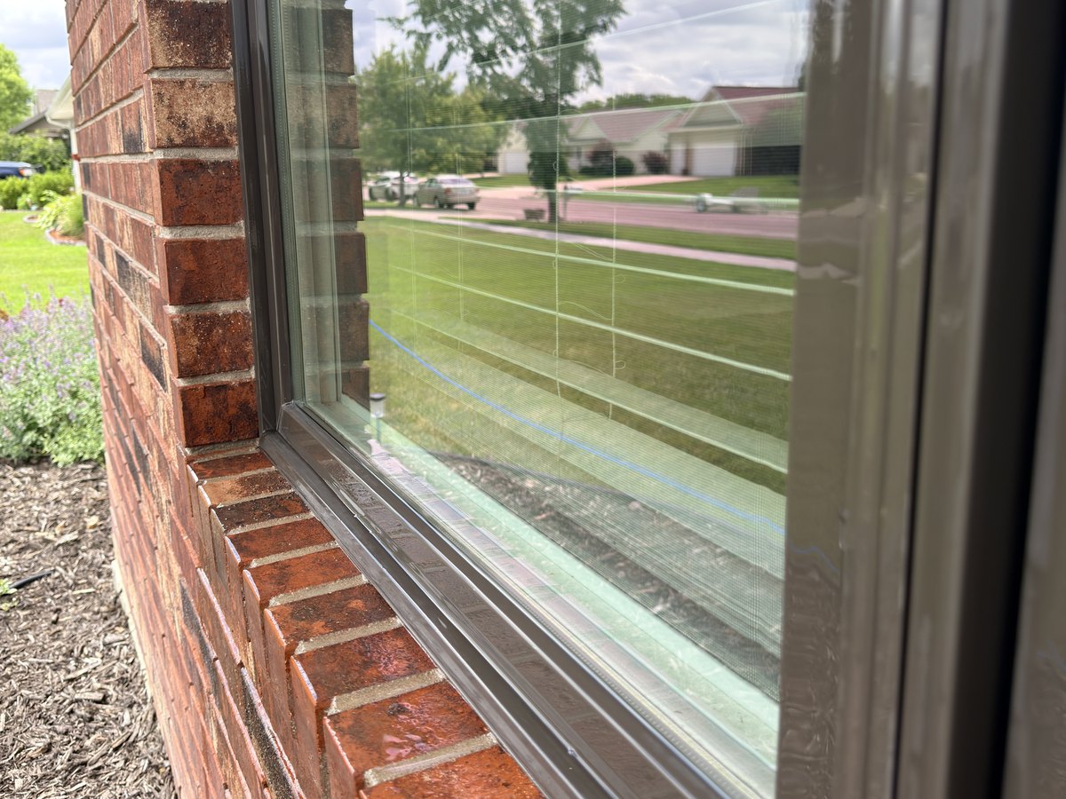 Streak-free window glass after purified water cleaning
